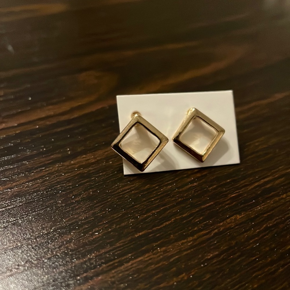 Gold‎ square post earrings